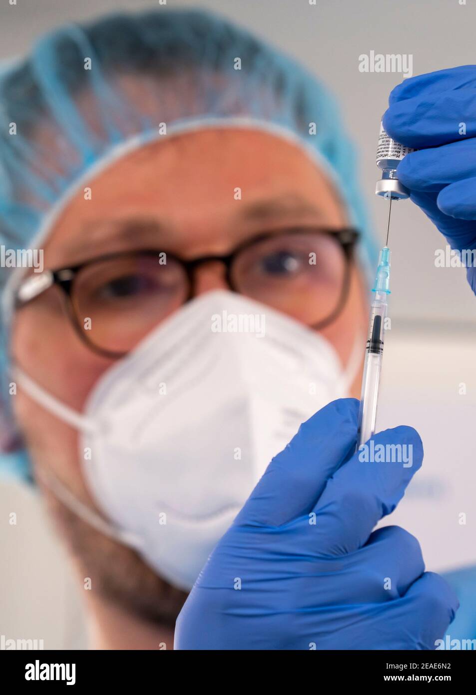 Commencer dans le centre de vaccination pour la vaccination corona, dans un hall à Messe Essen, pour les personnes de plus de 80 ans qui ne vivent pas dans des maisons de soins infirmiers, Banque D'Images