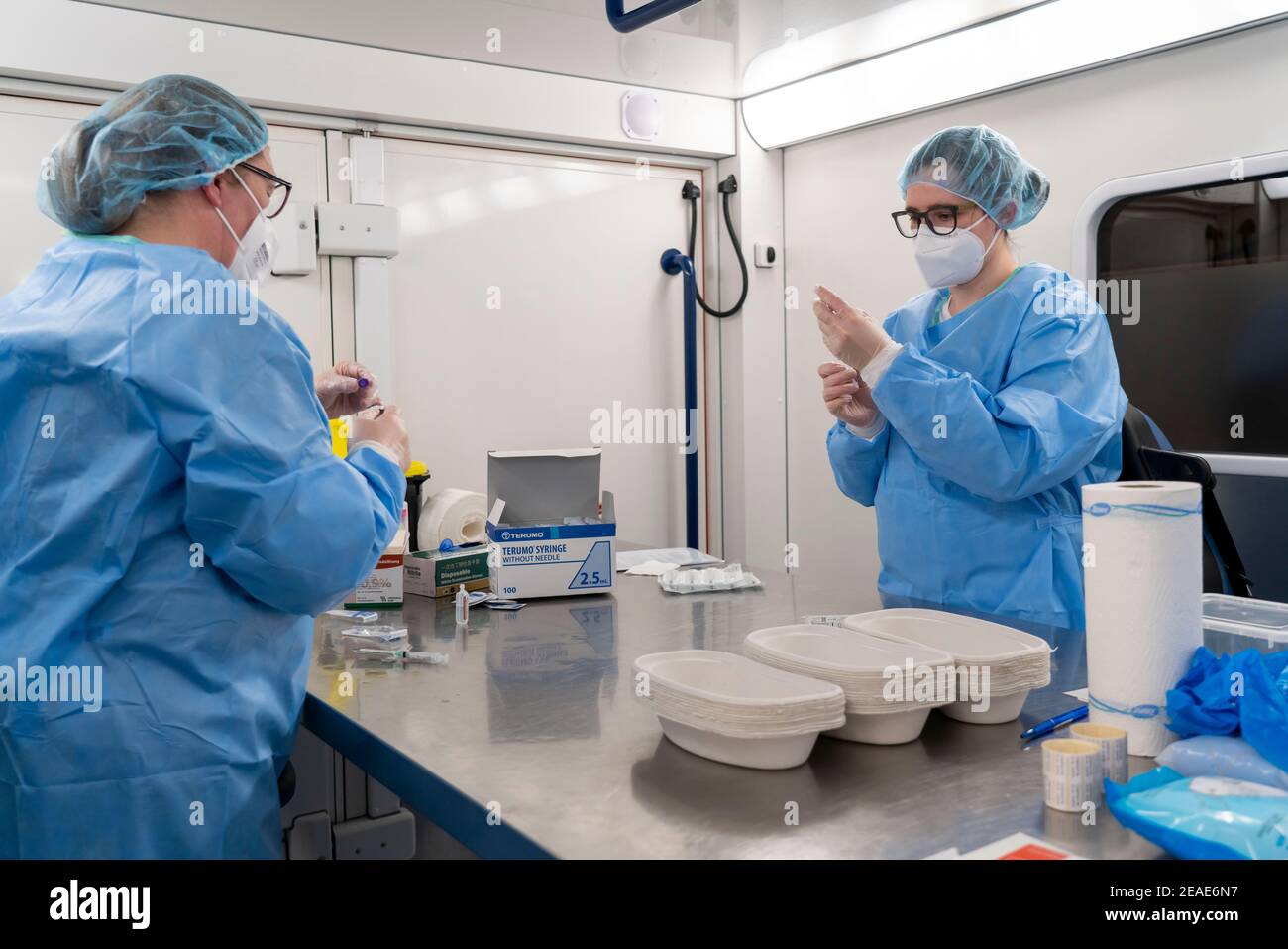 Commencer dans le centre de vaccination pour la vaccination corona, dans un hall à Messe Essen, pour les personnes de plus de 80 ans qui ne vivent pas dans des maisons de soins infirmiers, Banque D'Images