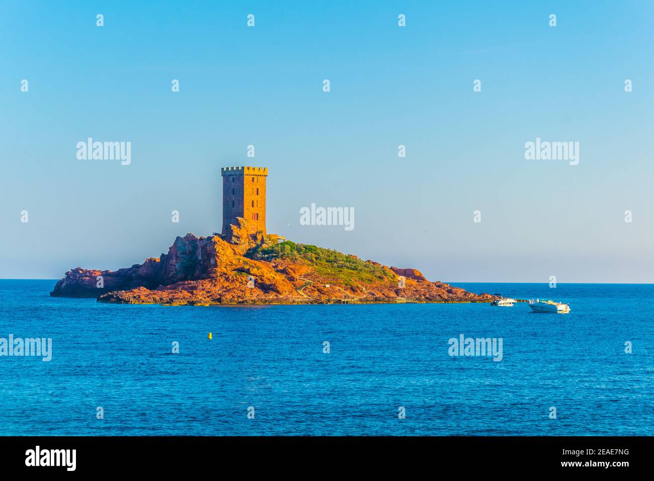 Une tour d'observation sur un petit îlot près du cap du dramont en France Banque D'Images