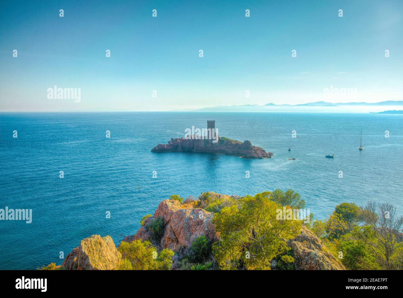 Une tour d'observation sur un petit îlot près du cap du dramont en France Banque D'Images