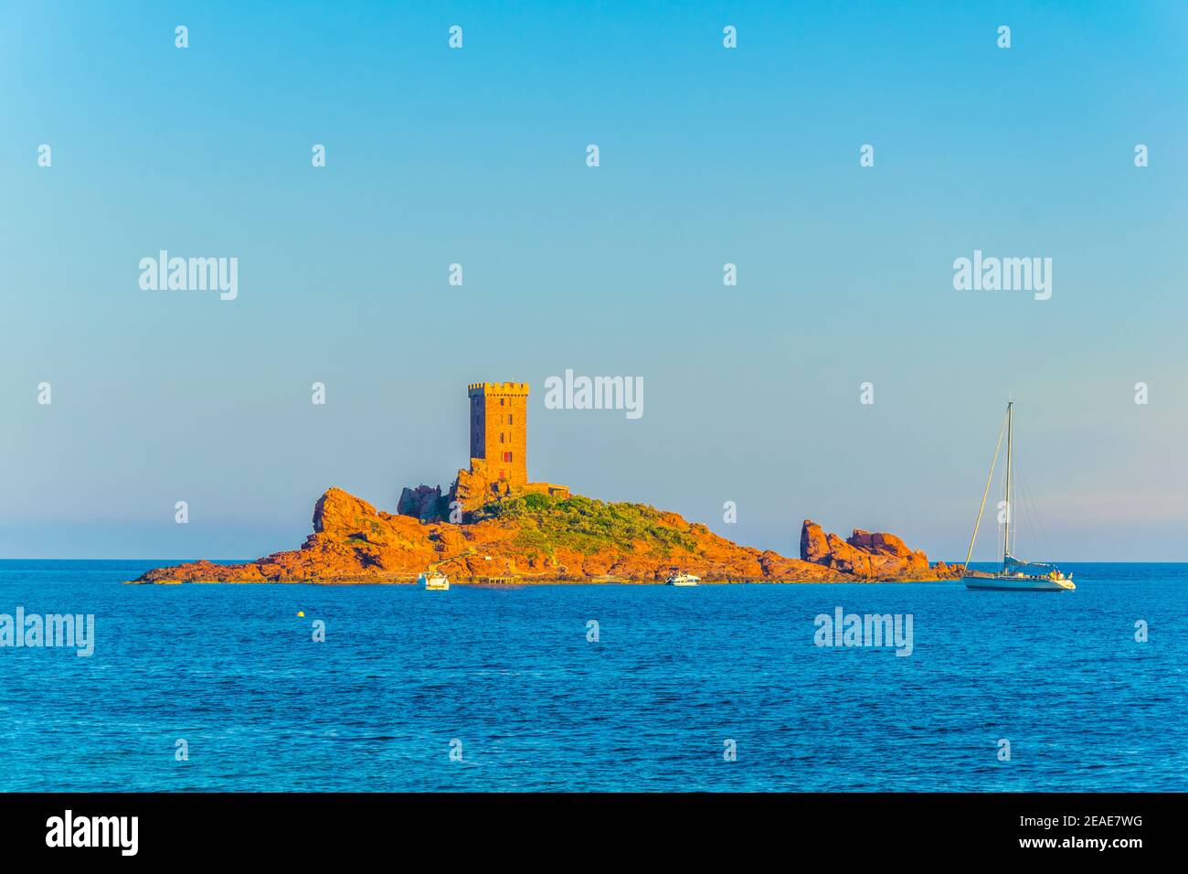 Une tour d'observation sur un petit îlot près du cap du dramont en France Banque D'Images