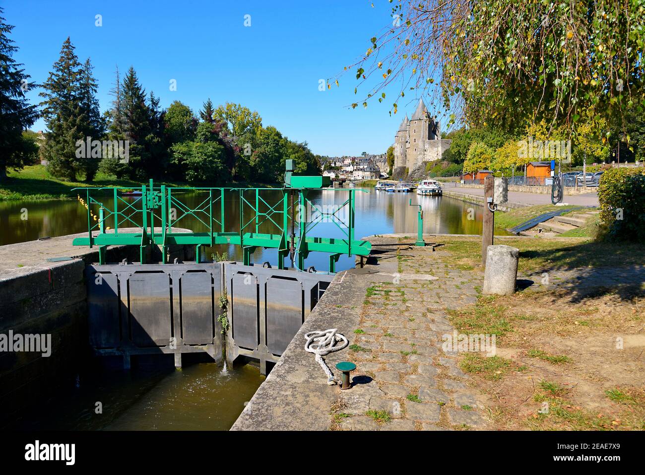Rivière Oust, partie du canal Nantes à Brest, avec son luce et son