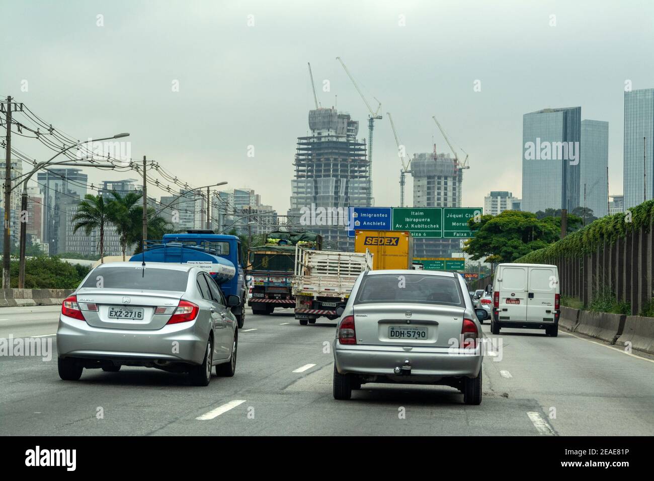 Circulation en direction du quartier des affaires de Sao Paulo in Brésil Banque D'Images