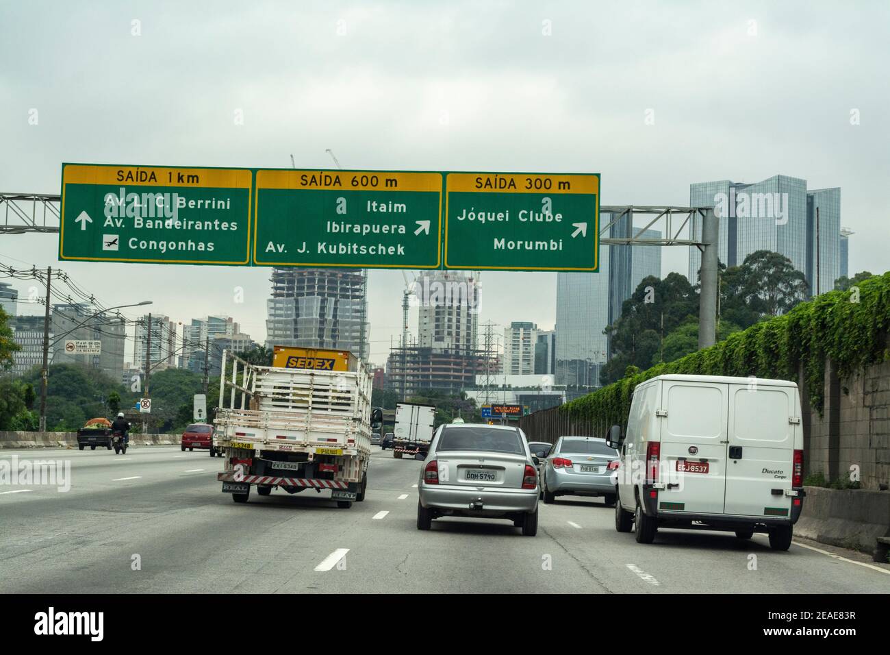 Circulation en direction du quartier des affaires de Sao Paulo in Brésil Banque D'Images