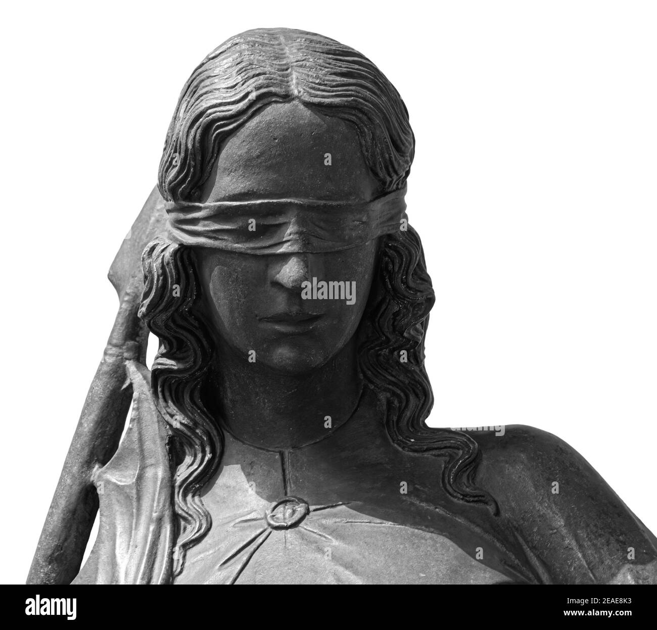 Lady Justice ou Themis symbole de justice isolé sur fond blanc. Gros plan de la statue de justice de dame avec les yeux bandés Banque D'Images