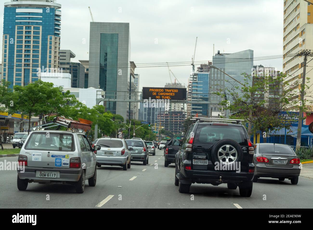 Trafic sur AV. Le président Juscelino Kubitschek dans le district de Faria Lima, un riche quartier d'institutions financières et d'entreprises commerciales de S Banque D'Images