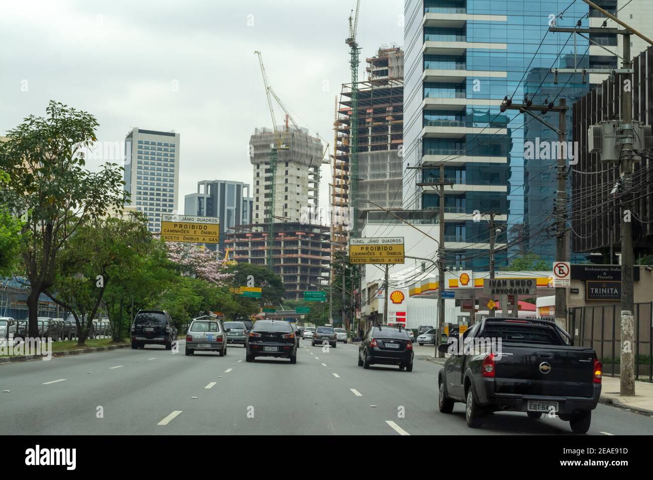 Trafic sur AV. Le président Juscelino Kubitschek dans le district de Faria Lima, un riche quartier d'institutions financières et d'entreprises commerciales de S Banque D'Images