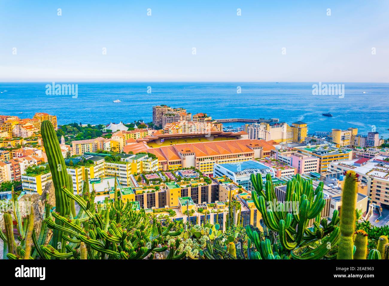 Vue aérienne du Stade Louis II à Monaco depuis le jardin exotique Banque D'Images