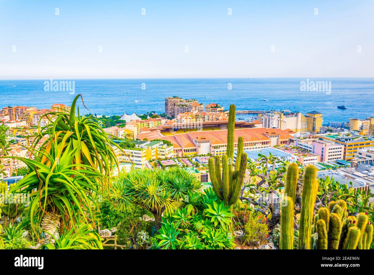 Vue aérienne du Stade Louis II à Monaco depuis le jardin exotique Banque D'Images