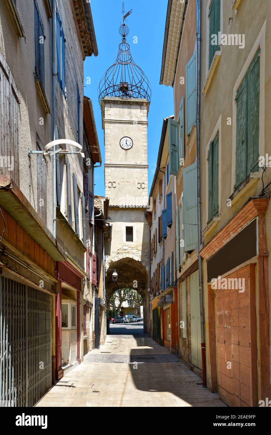 Rue typique et porte de Soubeyran à Manosque, est la plus grande ville et commune du département des Alpes-de-haute-Provence dans le sud-est de la France Banque D'Images