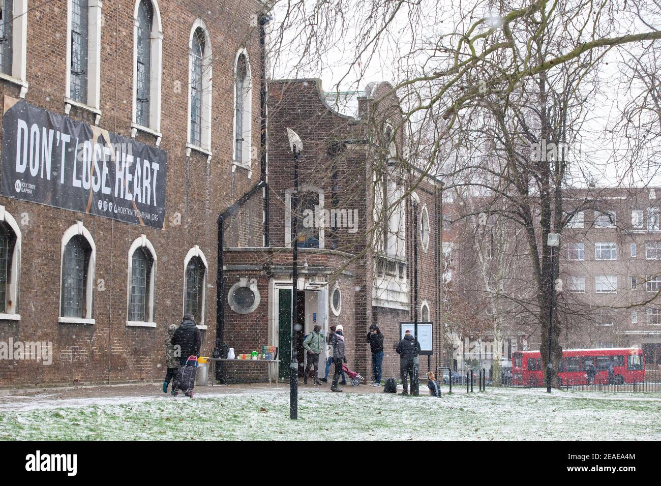 Londres, Royaume-Uni. 9 février 2021. À l'église de la Sainte Trinité sur Clapham Common, une banque alimentaire gère un service de collecte en plein air et des boissons chaudes sous une bannière disant « ne perdez pas le cœur ». Après trois jours de neige à Londres, il commence à s'installer et les vents ont chuté au fur et à mesure que la tempête Darcy est passée. Credit: Anna Watson/Alay Live News Banque D'Images