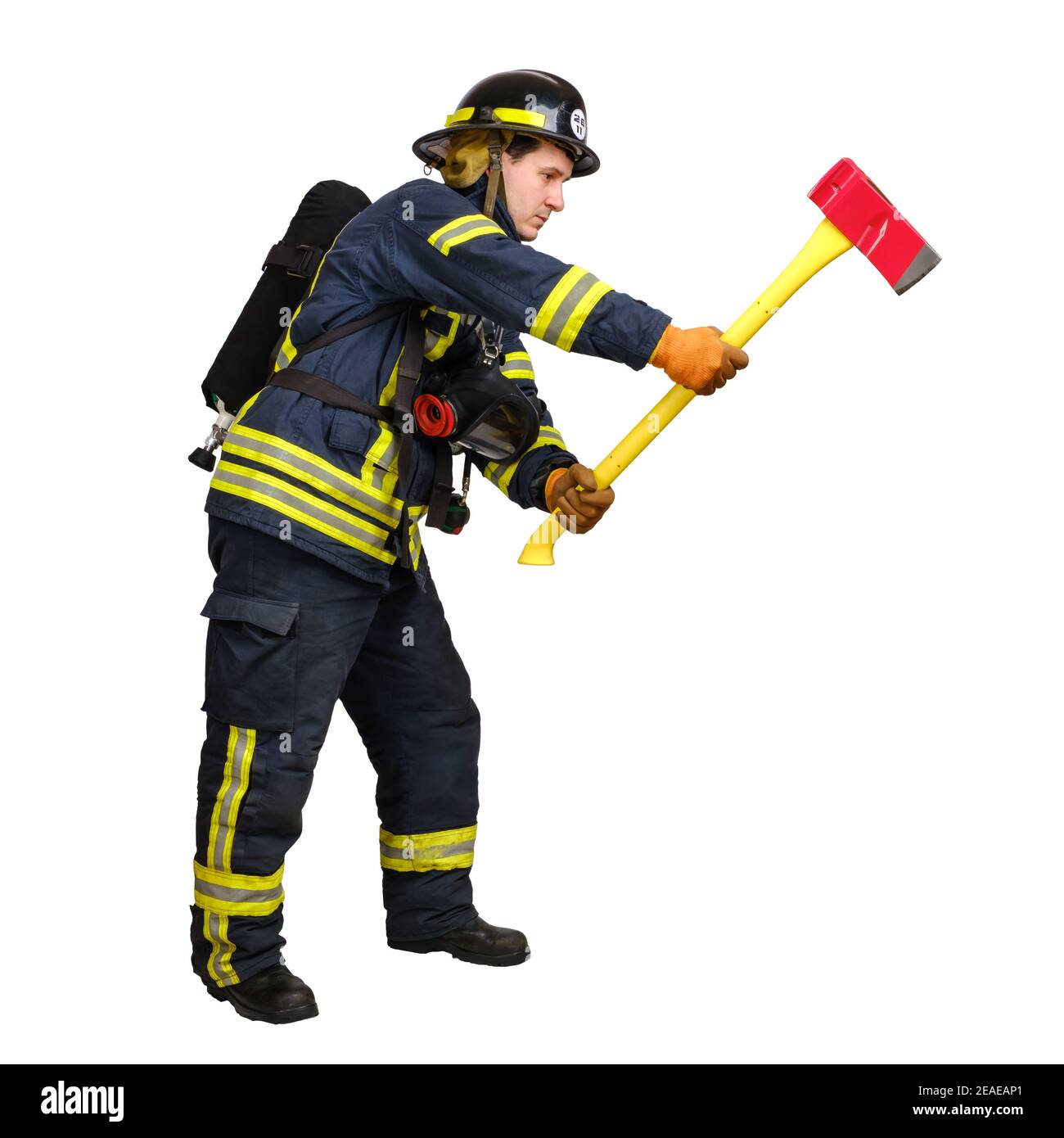 Jeune homme en uniforme de pompier et hacher avec une hache Banque D'Images