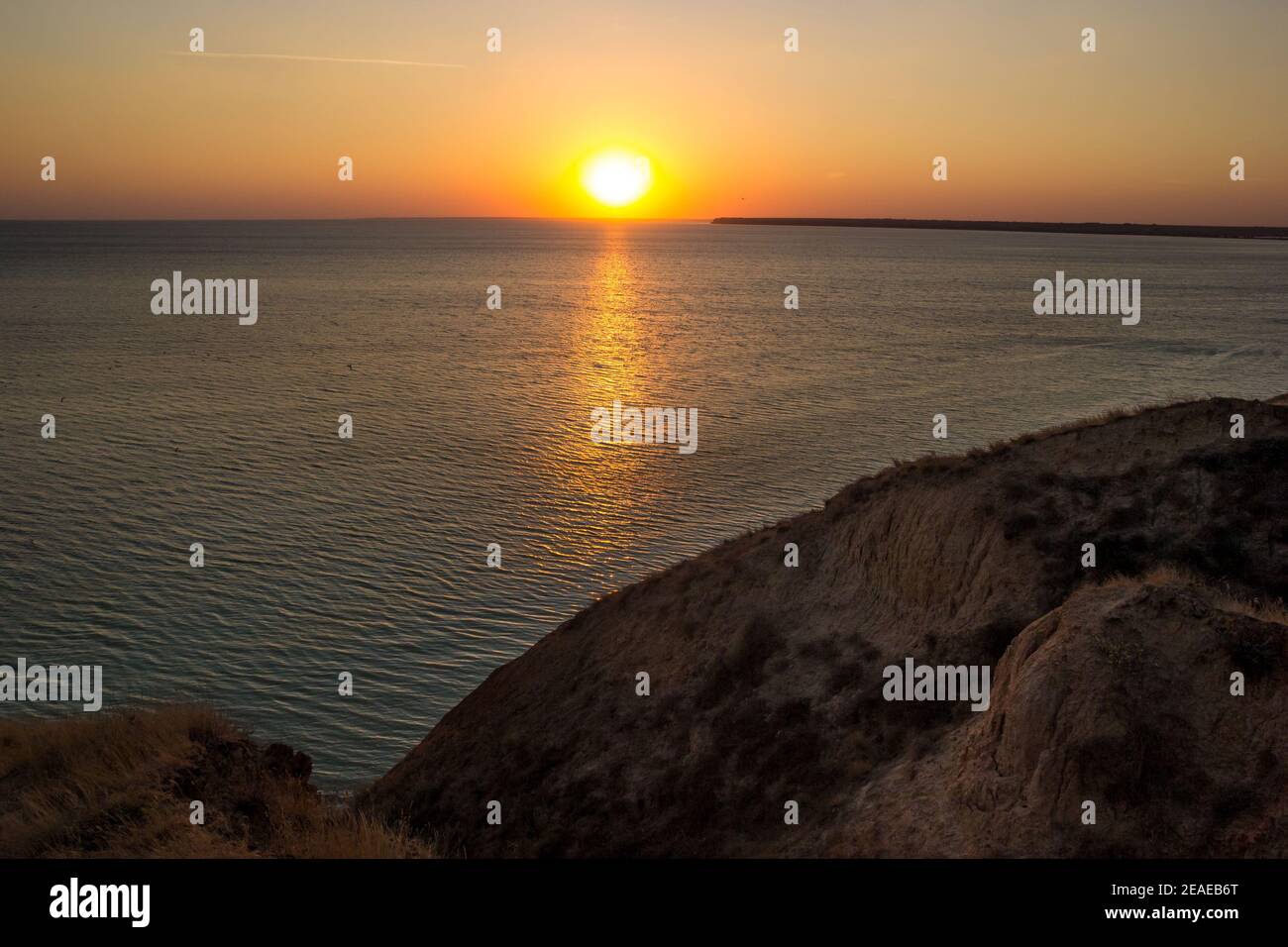 Coucher de soleil sur l'eau avec vagues calmes de l'océan Banque D'Images