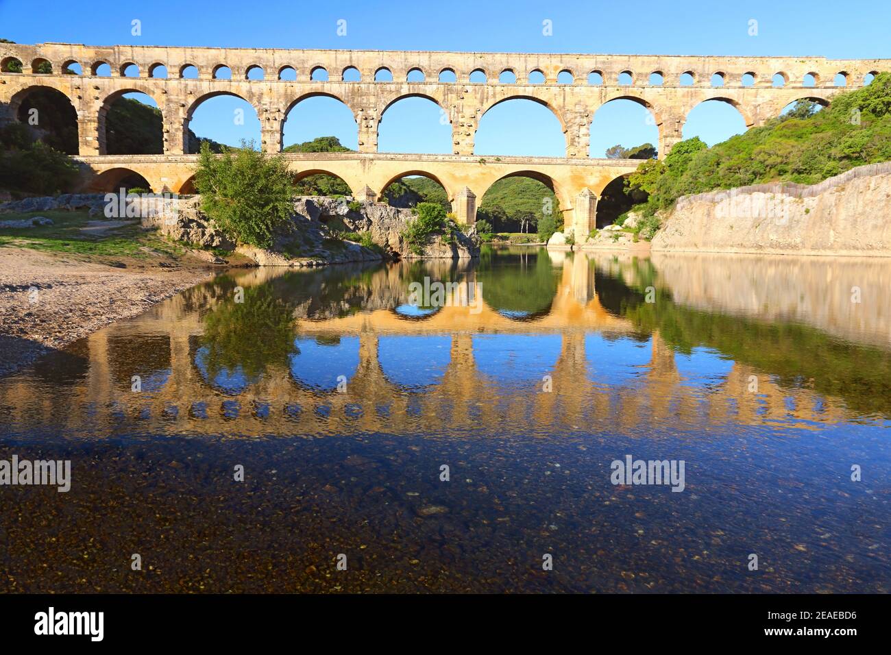 L'eau de la rivière Gardon sous le Pont du Gard. Banque D'Images