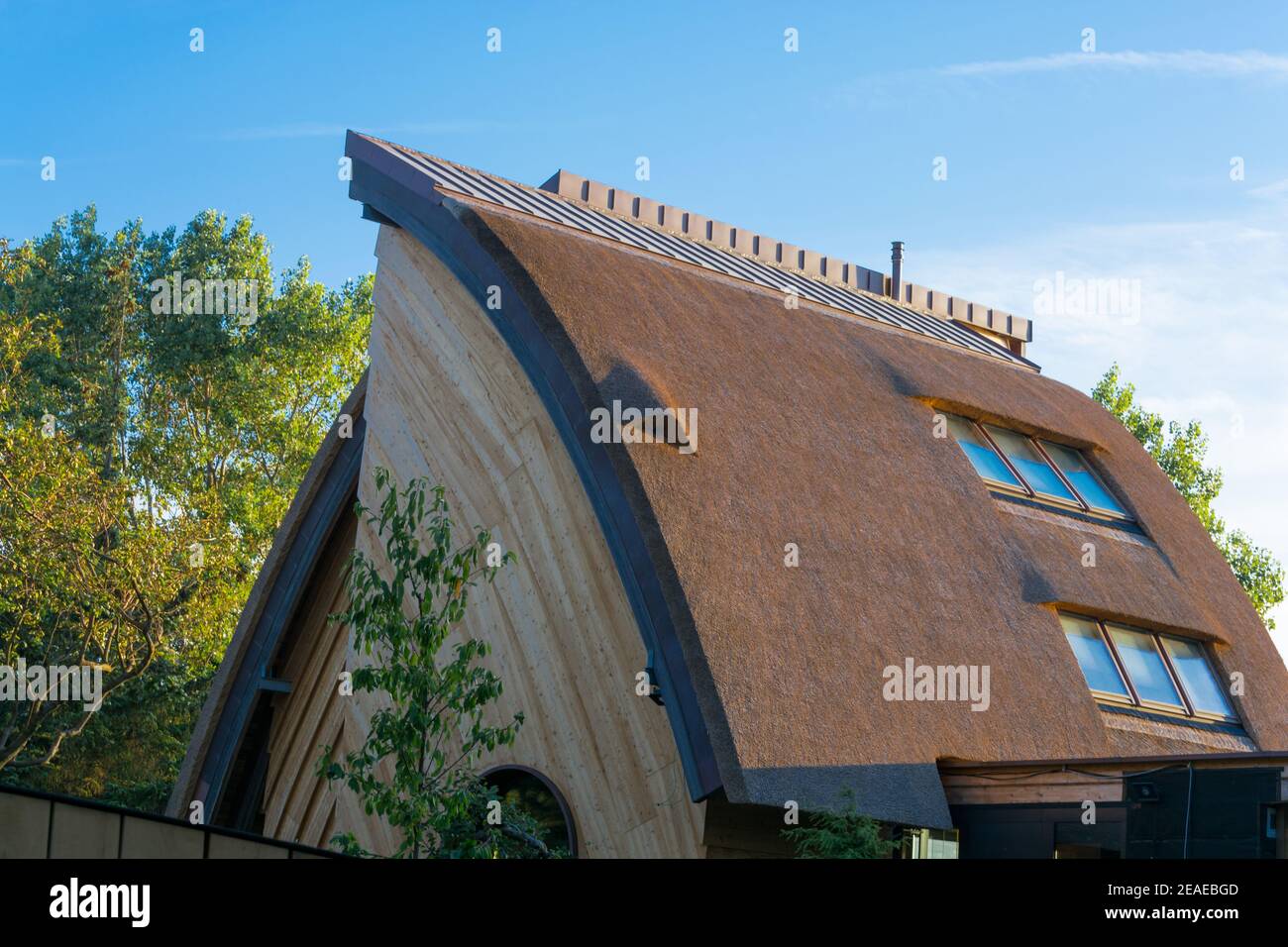 AHRENSHOOP SUR LE DARS - 29 JUILLET 2018: Architecture moderne sur Fischland-Darß à Ahrenshoop. Fait de construction traditionnelle un sculptant architectural Banque D'Images