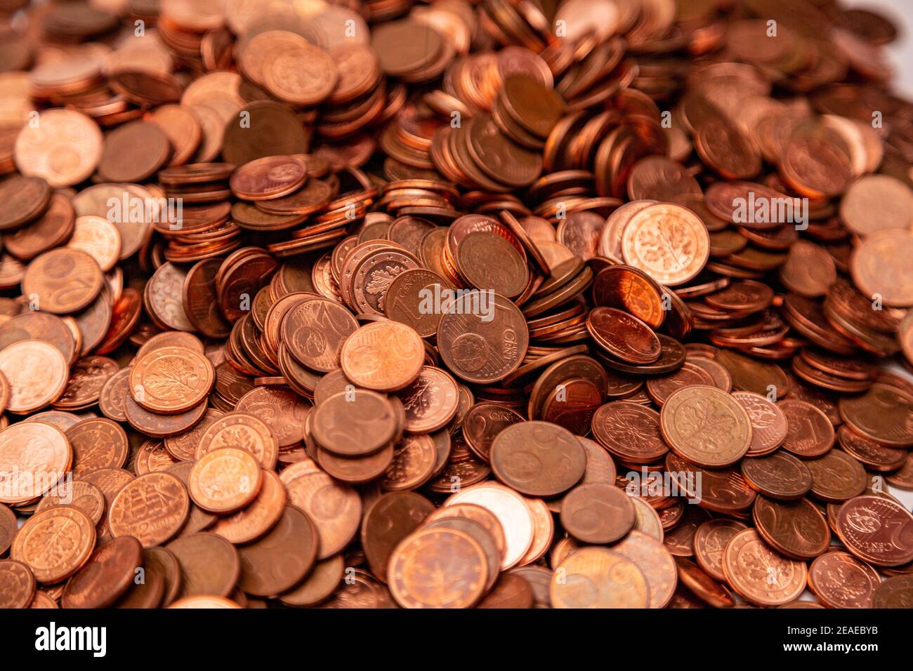 De nombreuses petites pièces en euros se trouvent les unes sur les autres Banque D'Images