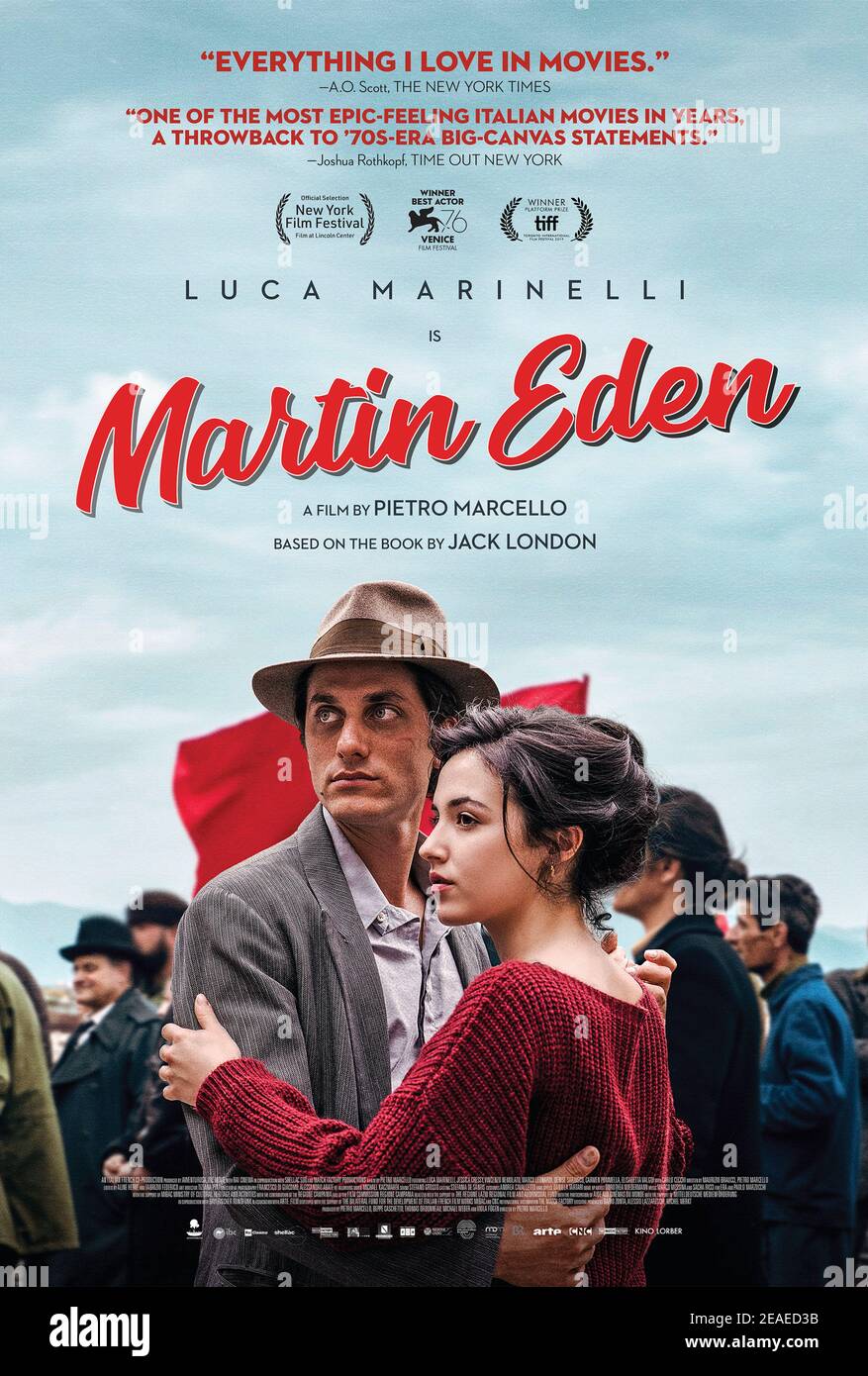 Martin Eden (2019) réalisé par Pietro Marcello et mettant en vedette Luca Marinelli, Jessica Cressy, Vincenzo Nemolato. Un artiste bohème voyage de Londres en Italie avec son fils séparé pour vendre la maison qu'il a héritée de sa femme tardive. Banque D'Images