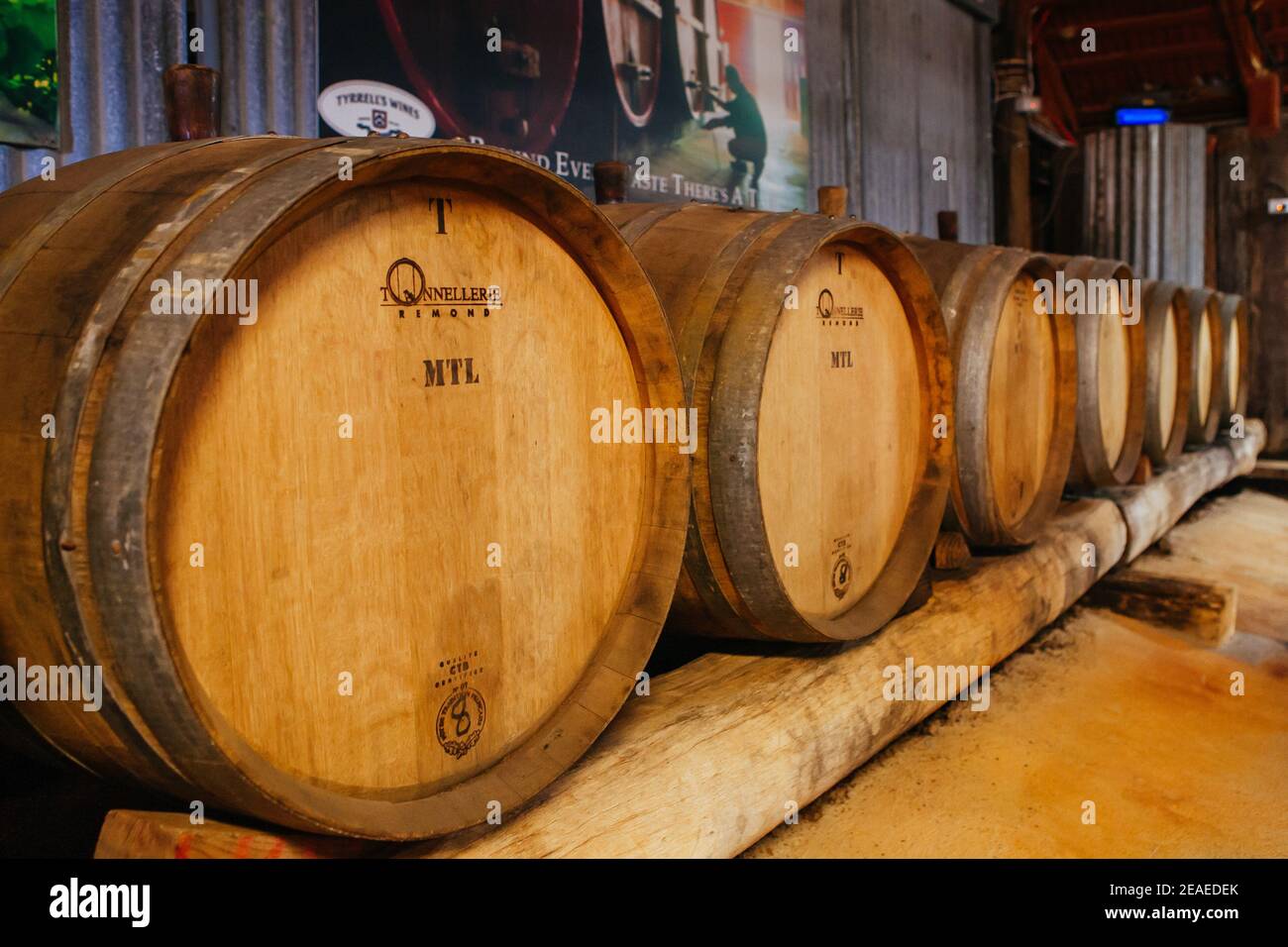 Fûts de vin en stockage en Australie Banque D'Images