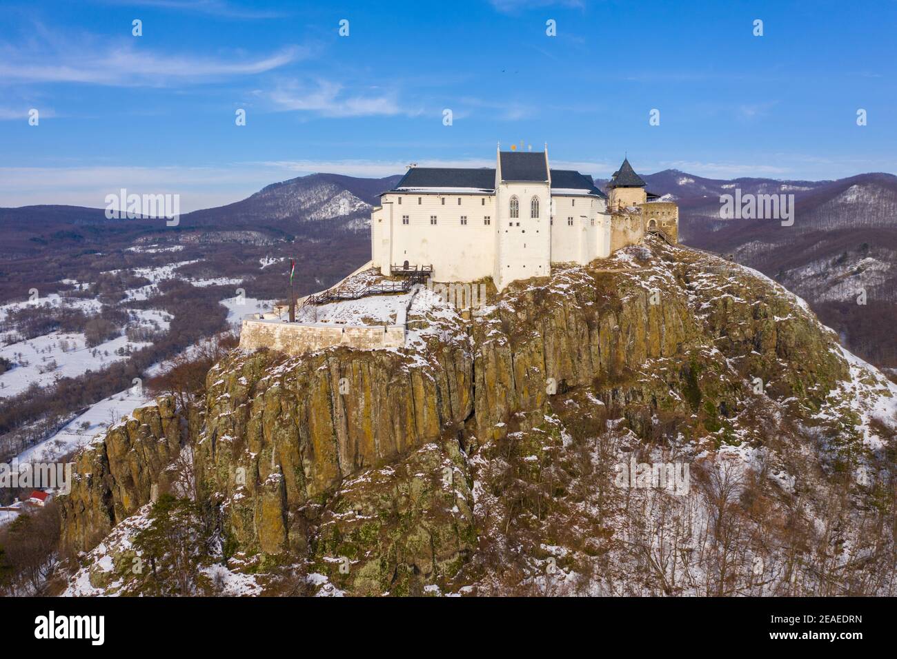 Füzér, Hongrie - vue aérienne du célèbre château de Fuzer construit sur une colline volcanique appelée Nagy-Milic. Zemplen montagnes à l'arrière-plan. Banque D'Images