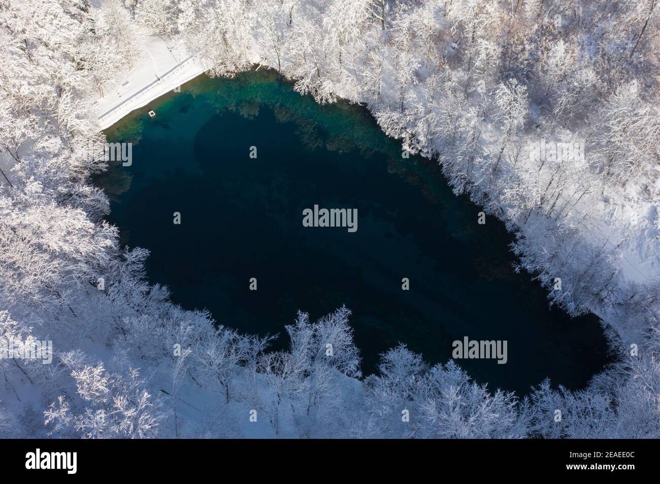 Szilvásvárad, Hongrie - vue aérienne du célèbre lac supérieur également connu sous le nom de Sipovics tengerzem avec de l'eau turquoise cristalline. Forêt d'hiver enneigée Banque D'Images