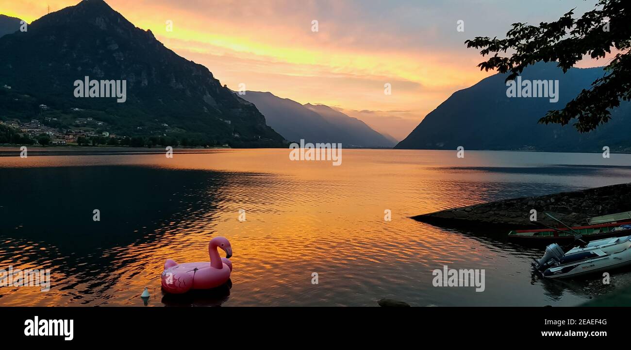 un coucher de soleil sur un lac avec des montagnes en arrière-plan Banque D'Images