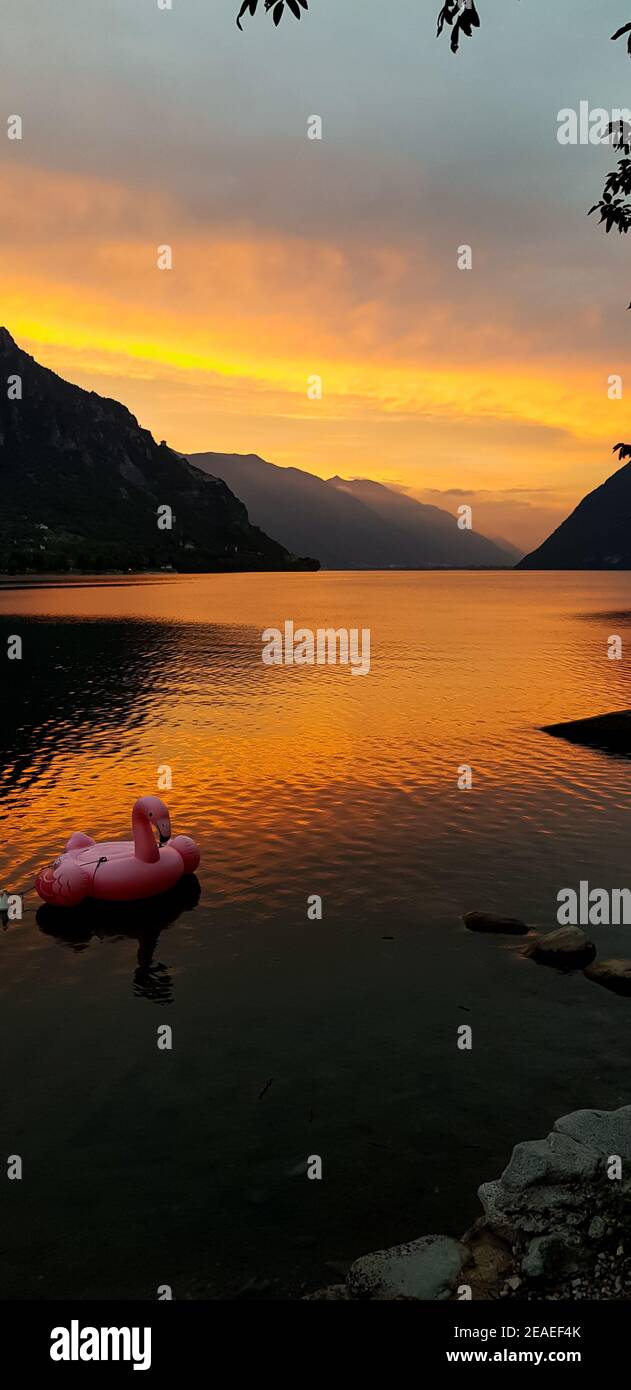 un coucher de soleil sur un lac avec des montagnes en arrière-plan Banque D'Images