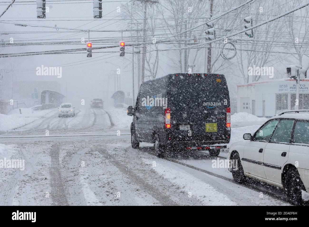 NORWALK, Connecticut, États-Unis - 7 FÉVRIER 2021 : une fourgonnette Amazon est en service lors d'une tempête de neige sur North Taylor Avenue à Norwalk Banque D'Images