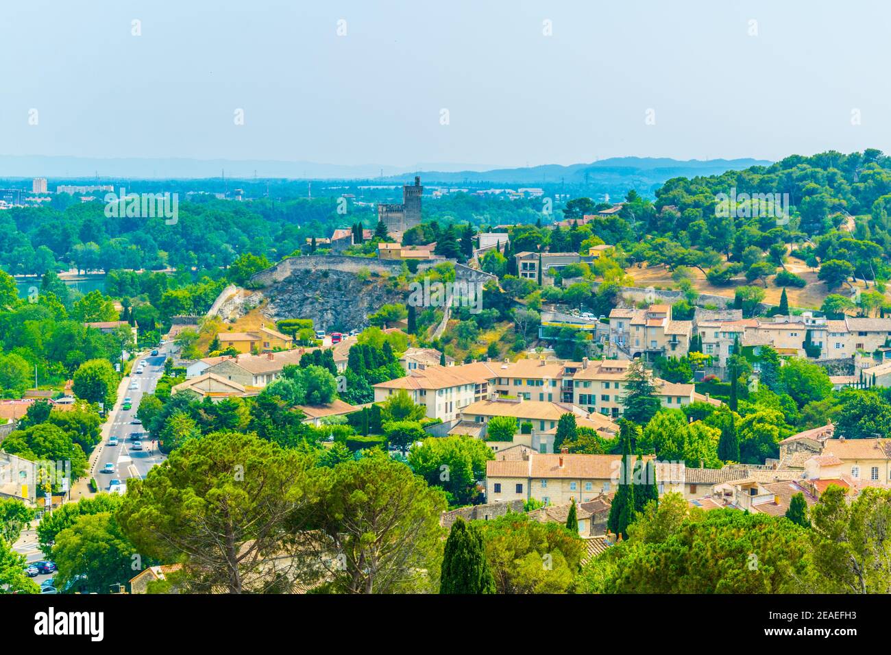 Vue aérienne de Villeneuve les Avignon dominée par la tournée philippe le bel, France Banque D'Images