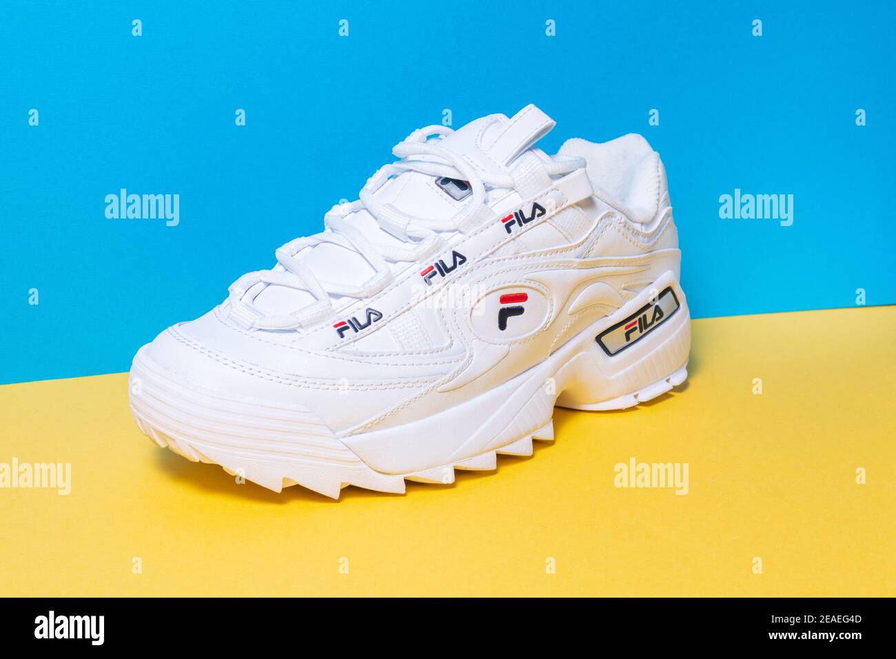Tyumen, Russie-27 novembre 2020 : Sneakers fila blanches pour femmes sur  fond bleu-jaune multicolore Photo Stock - Alamy