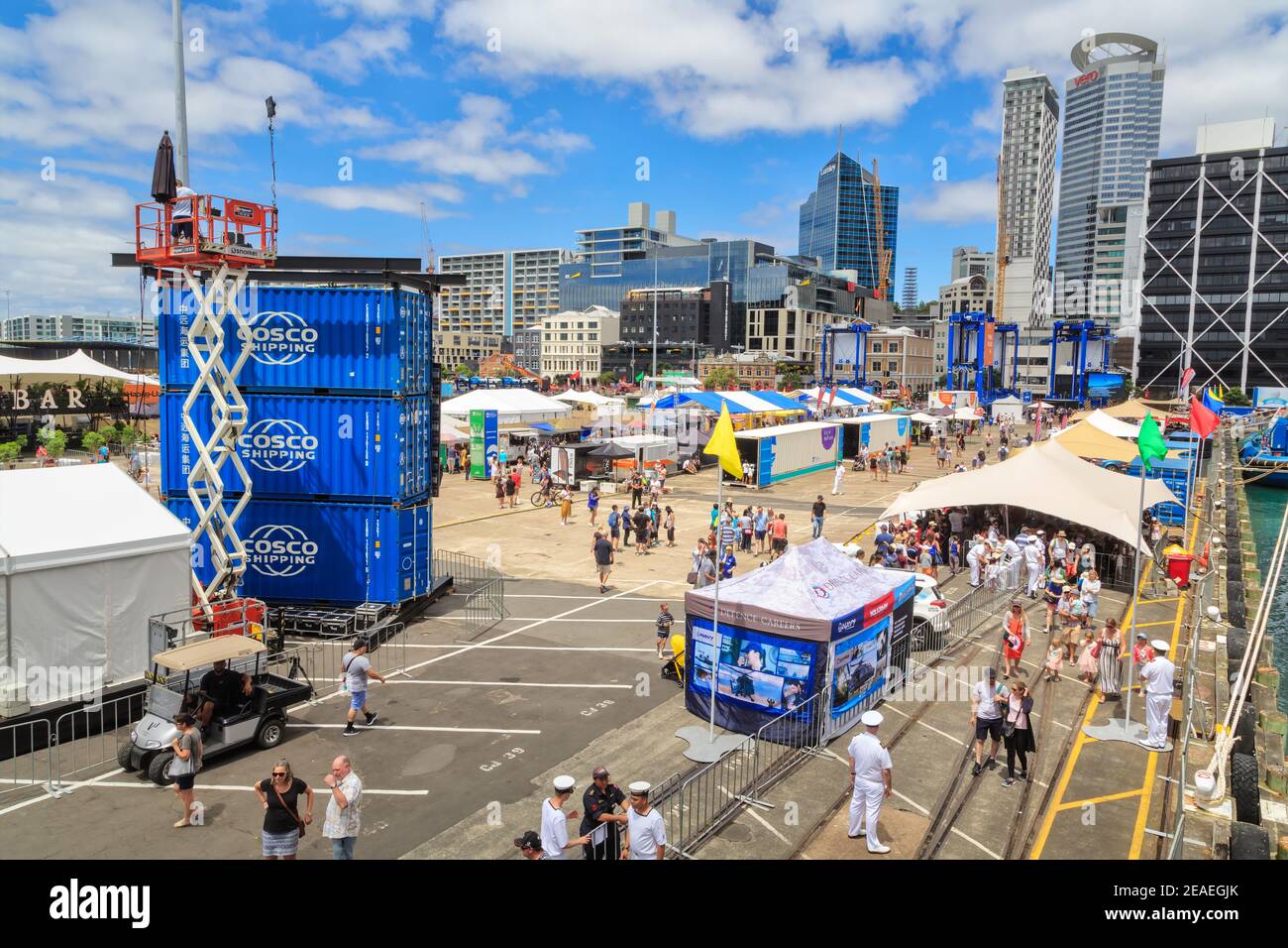 Le port d'Auckland, Nouvelle-Zélande. Captain Cook Wharf regorge de gens lors d'une journée portes ouvertes Banque D'Images