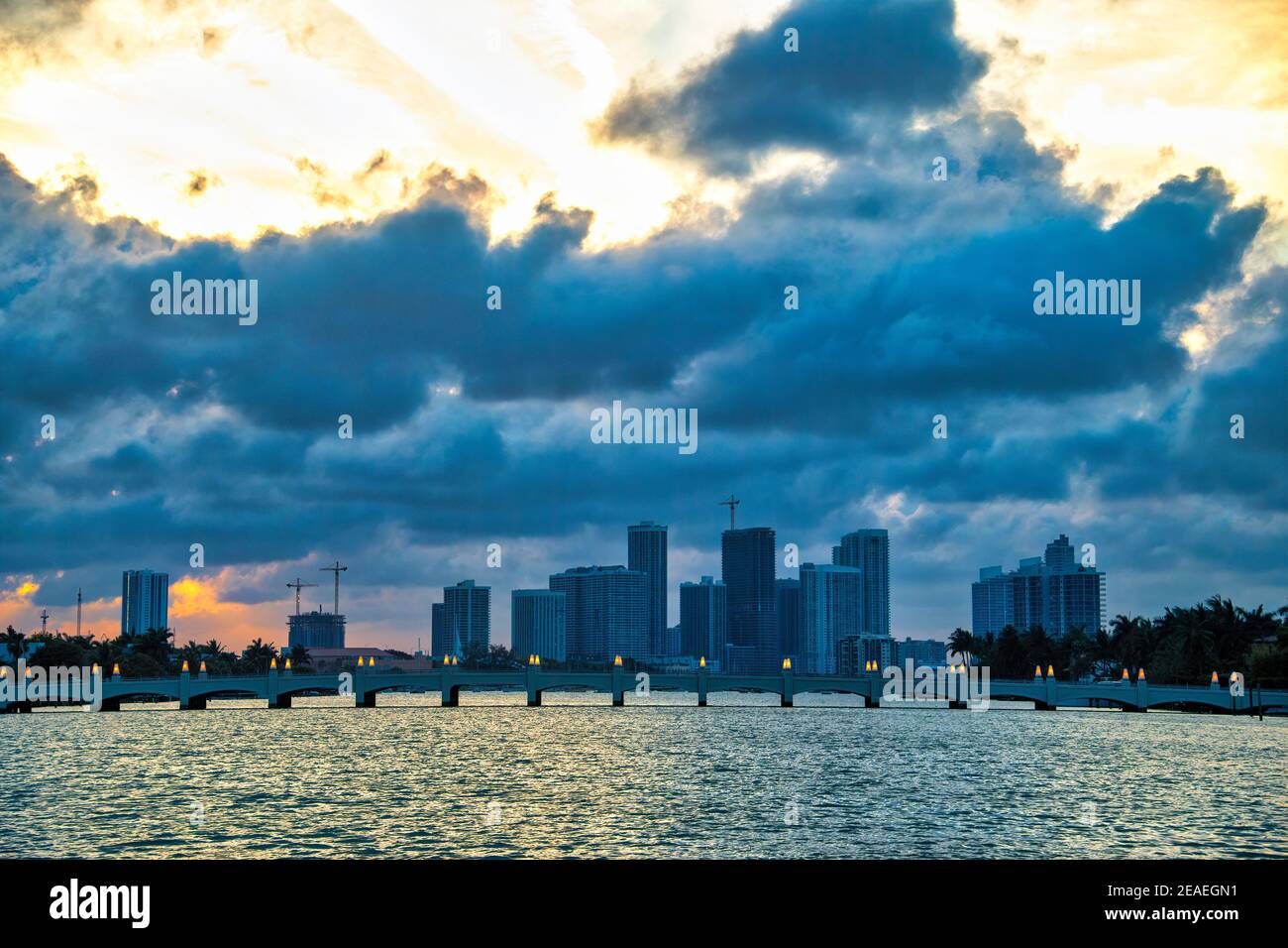 Ciel spectaculaire au-dessus des gratte-ciel de Miami, Floride, États-Unis Banque D'Images