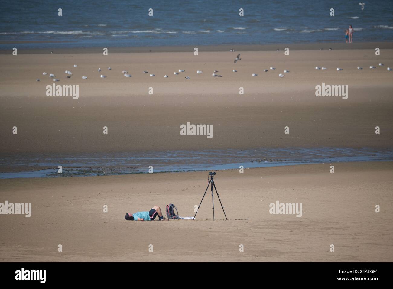 Un photographe se trouve seul sur la plage de Rhyl, au pays de Galles, en attente Pour que l'Airshow démarre Banque D'Images
