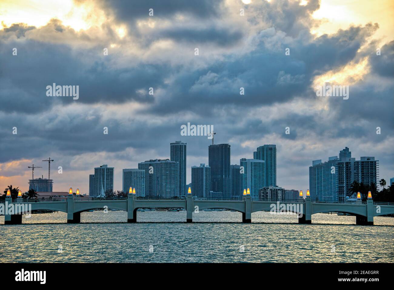 Ciel spectaculaire au-dessus des gratte-ciel de Miami, Floride, États-Unis Banque D'Images