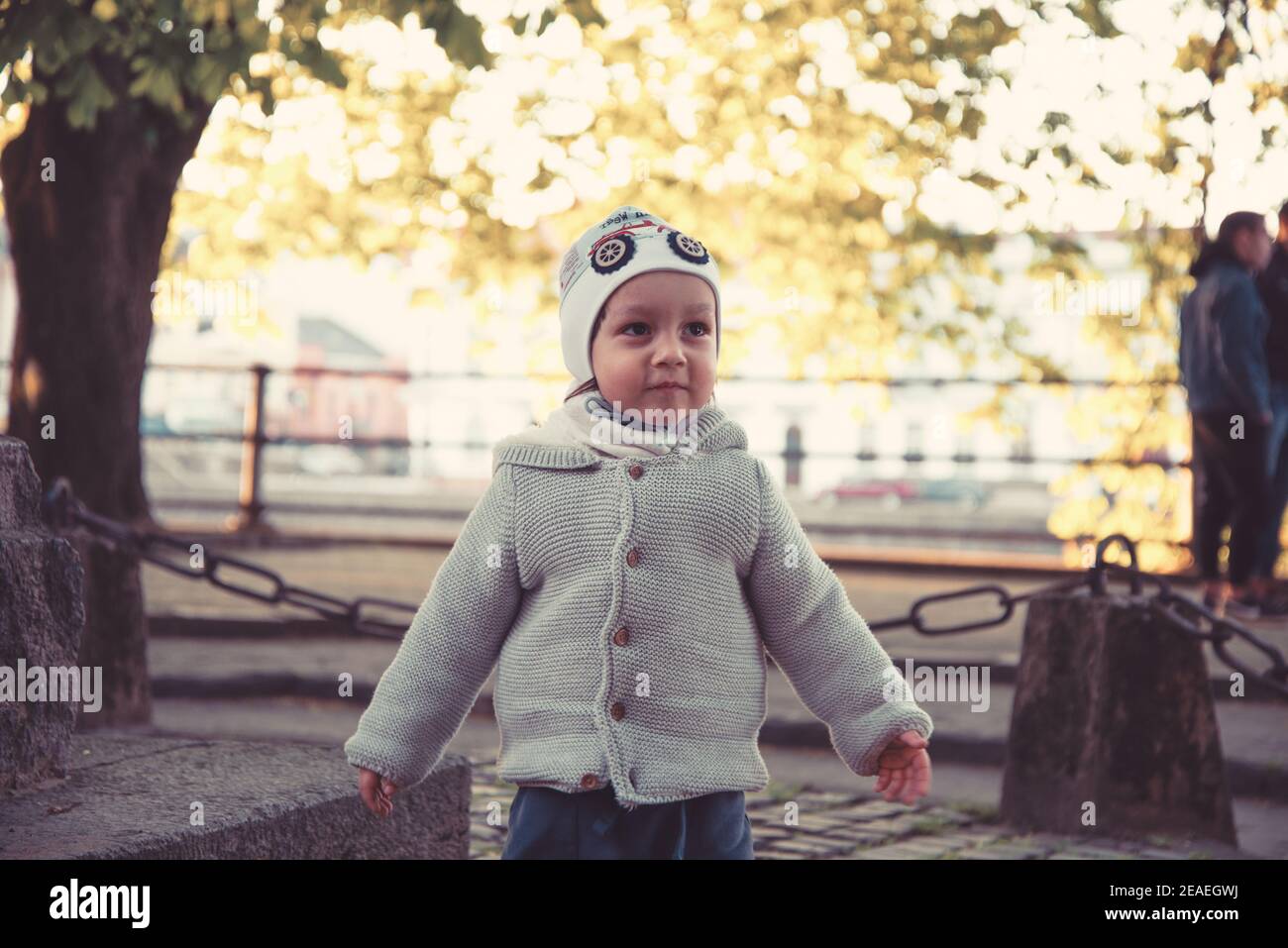 Portrait d'un petit garçon heureux dans le parc. Banque D'Images