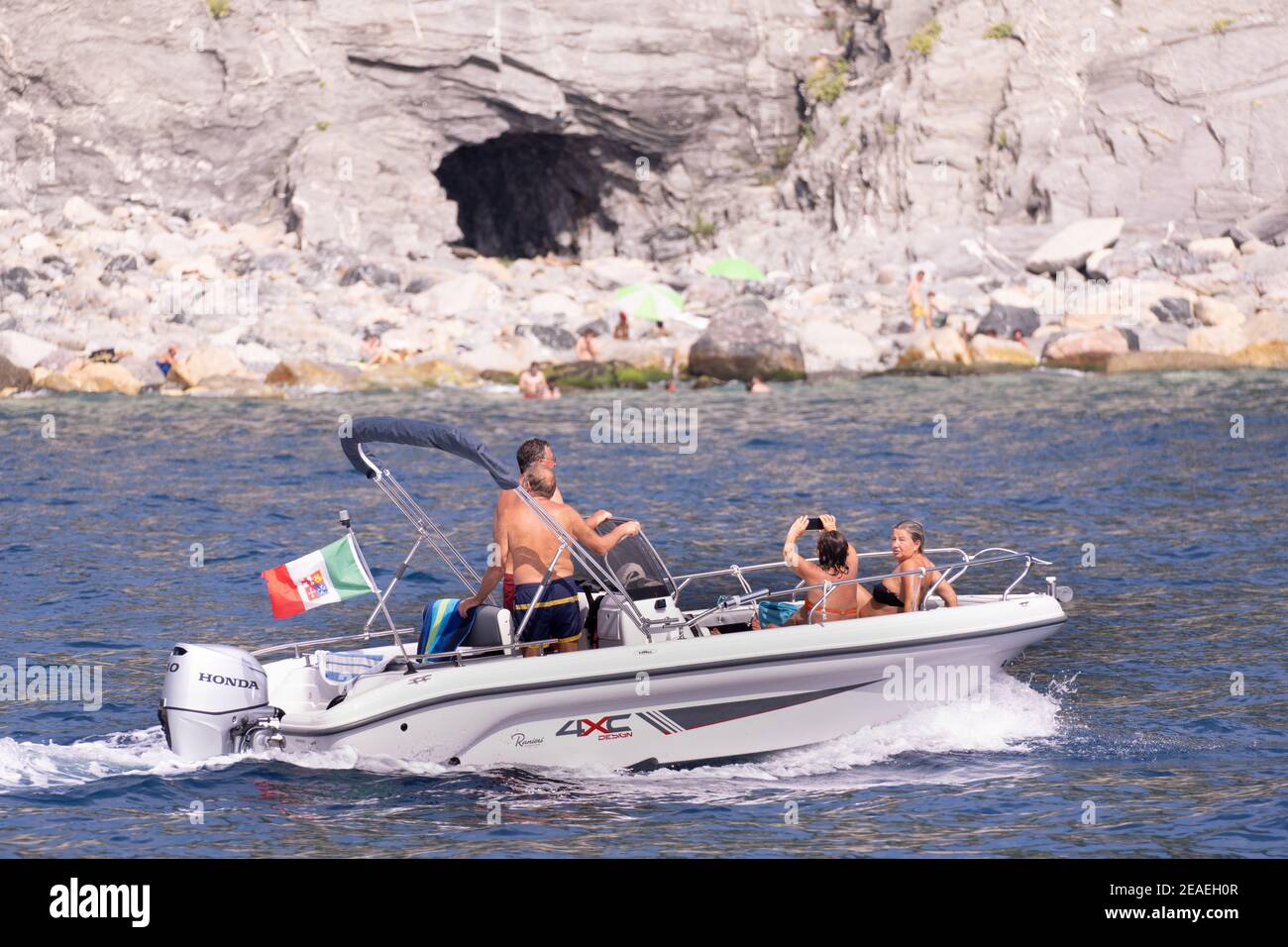 CINQUE TERRE, ITALIE - 08 février 2021 : Cinque Terre, Italie, 16 août 2020, touristes à bord d'un bateau à moteur Banque D'Images