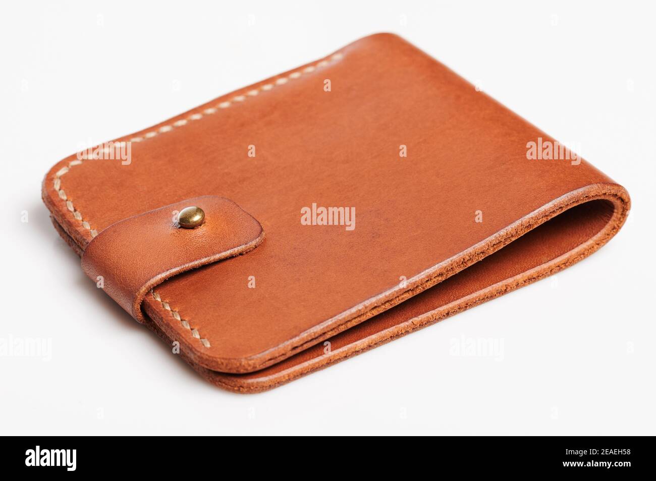 Portefeuille en cuir marron vue en perspective isolée sur fond blanc Banque D'Images