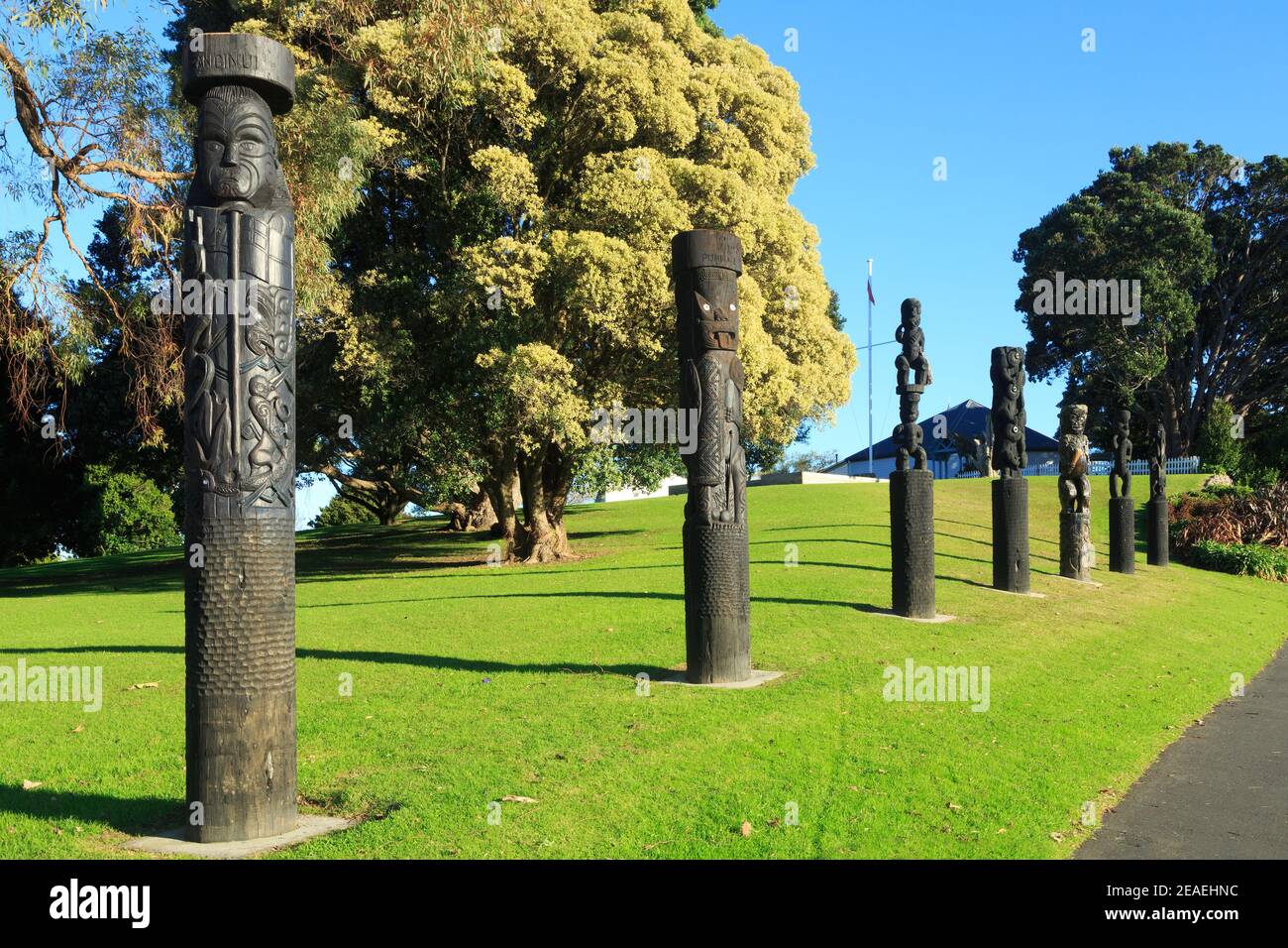 pou maori, ou piliers sculptés, érigés sur le site de la bataille de la porte Pa (1864). Tauranga, Nouvelle-Zélande Banque D'Images