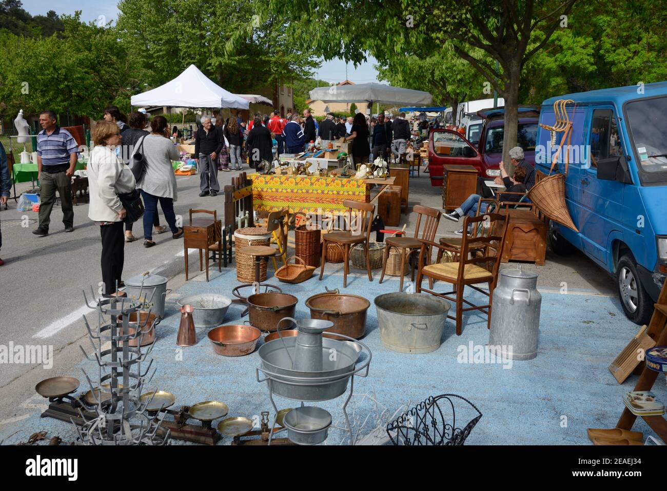 Les touristes et acheteurs peuvent acheter des meubles anciens, des objets de copperware et des objets de collection vintage à Brocante ou des antiquités Markert Jouques Provence France Banque D'Images