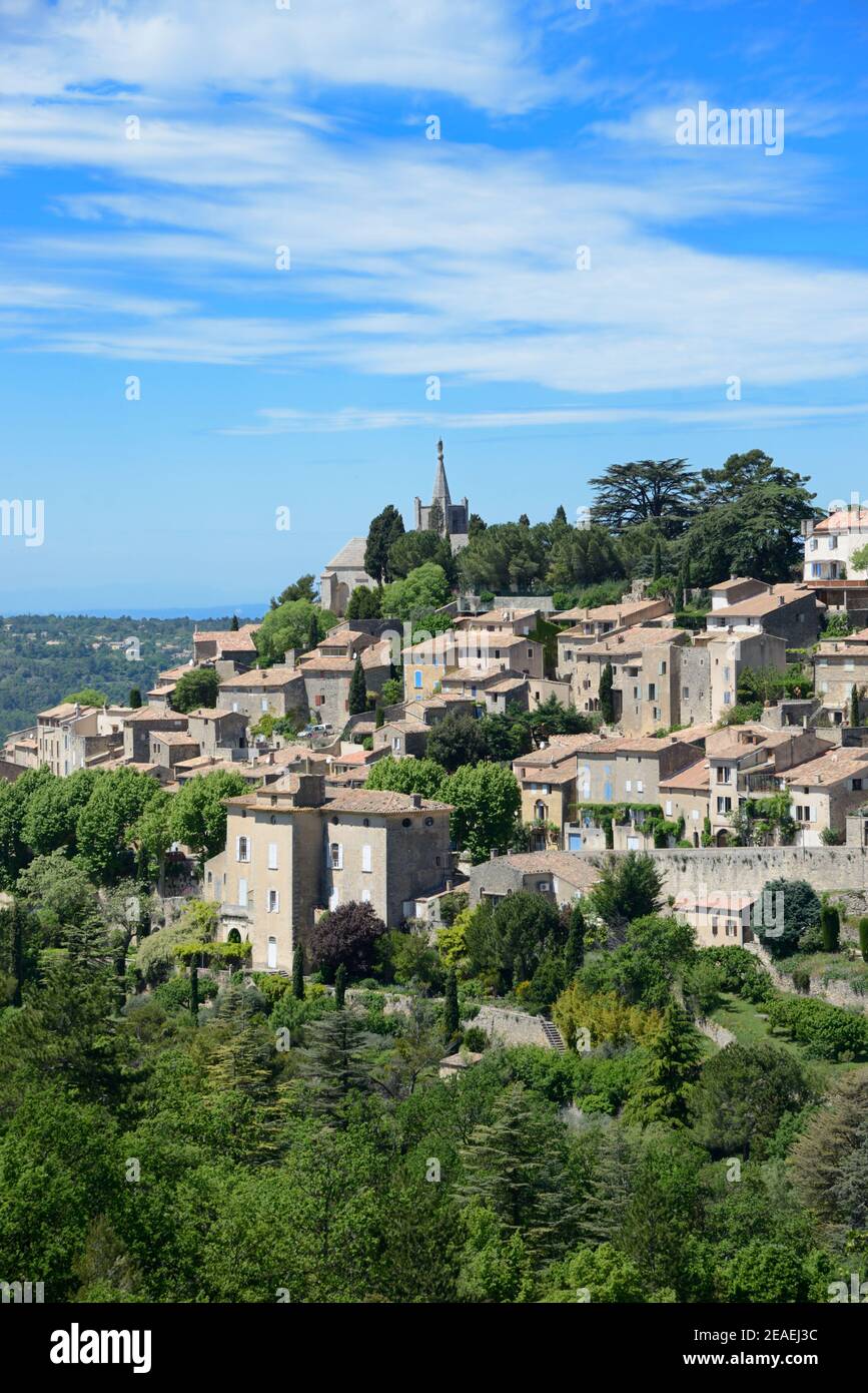 Vue sur le village perché de Bonnieux dans le Parc régional du Luberon, ou le Parc naturel régional du Luberon, Vaucluse Provence France Banque D'Images
