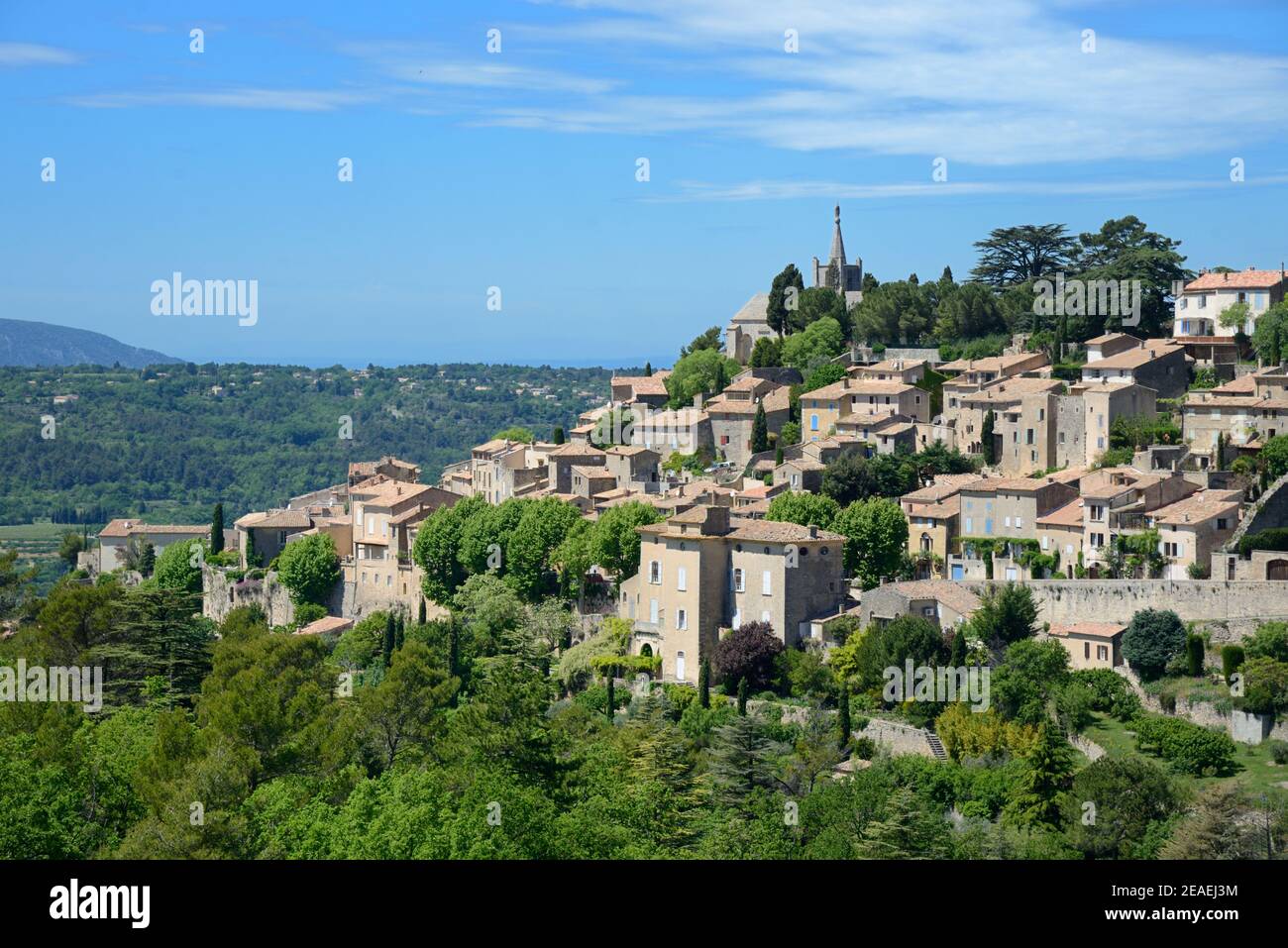 Vue panoramique sur le village perché de Bonnieux dans le Parc régional du Luberon, ou Parc naturel régional du Luberon, Vaucluse Provence France Banque D'Images
