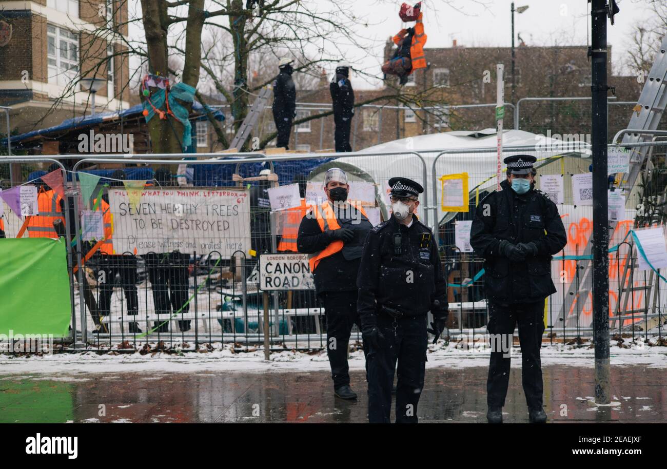 Londres, Royaume-Uni. 9 février 2021. Le groupe de protection de Highbury Corner ' Save the Treess' est expulsé du camp de protection de Canonbury Road, Londres, Royaume-Uni, le 9 février 2021. Des militants vivent dans le camp depuis des mois pour protéger sept arbres matures de la destruction. Le conseil dit que 25 nouvelles maisons de conseil seront construites sur le site, à côté de quatorze appartements privés. Les manifestants disent qu'il reste peu d'espaces verts dans la région. Crédit : Denise Laura Baker/Alay Live News Banque D'Images