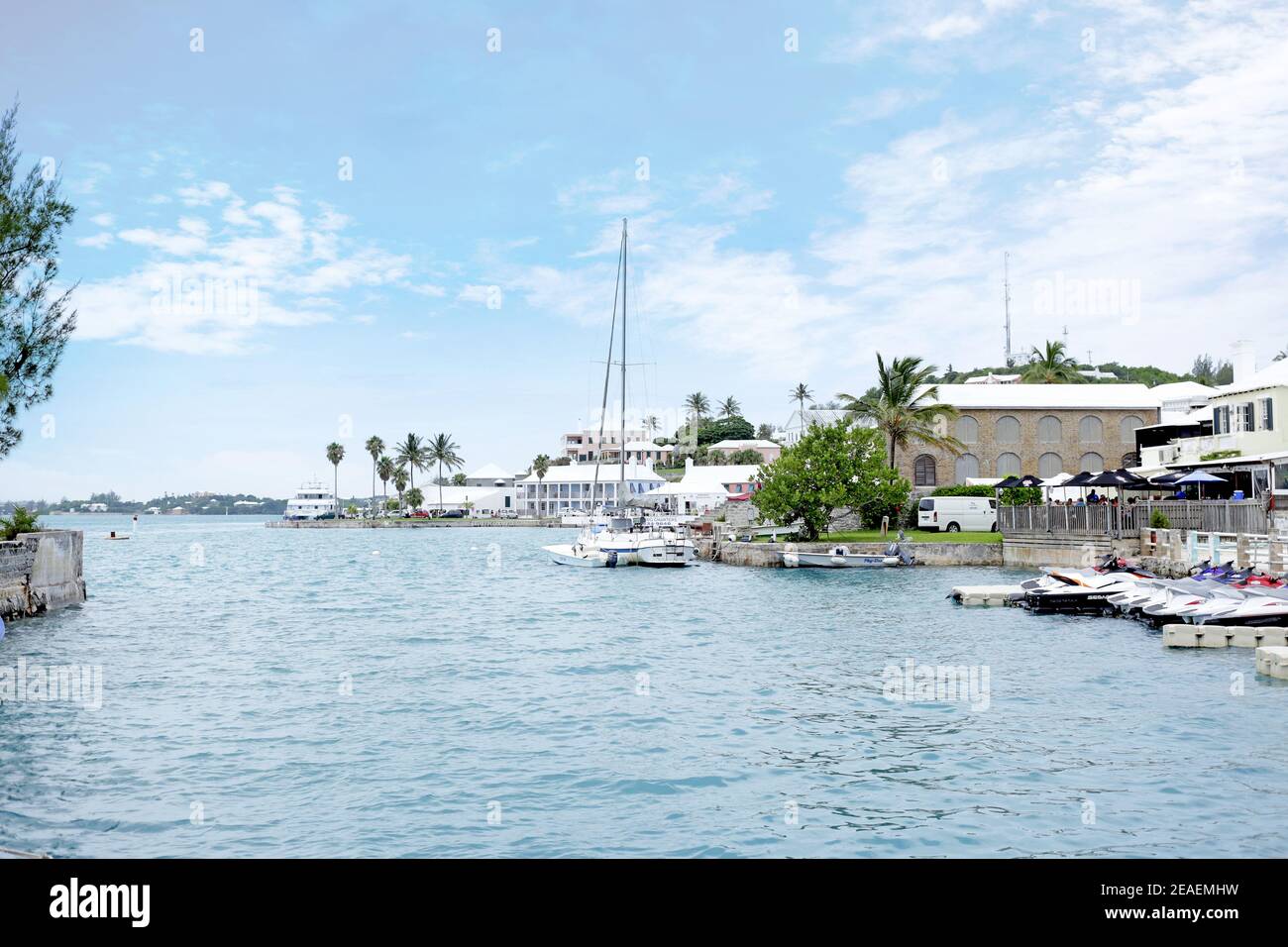 Baie, marina au bord de l'eau de la côte des Bermudes, avec voiliers et motomarines. Beau ciel bleu et océan, clair et calme climat tropical. Banque D'Images