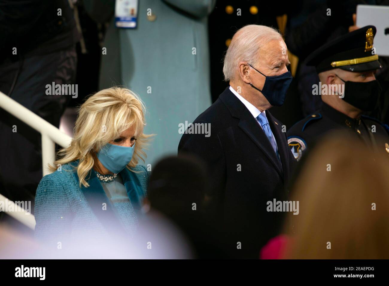 WASHINGTON DC, États-Unis - 20 janvier 2021 - le président américain Joe Biden et son épouse Dr. Jill Biden entrent dans la plateforme d'inauguration pendant le 59ème Président présidentiel Banque D'Images