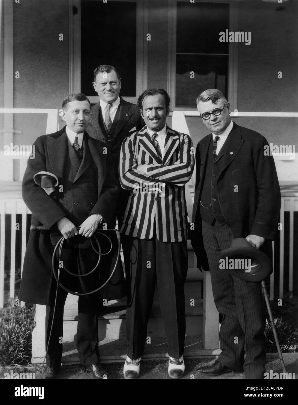 DOUGLAS FAIRBANKS SR (au centre) avec WWILL H. HAYS président de MPPDA (Motion Picture Producers and Distributors of America) Holding Whip E.B. DeGroot Scout Executive de Los Angeles et JAMES E. WEST Chief Scout Executive au Pickford - Fairbanks Studio à Hollywood au moment du tournage de DON Q, FILS DE ZORRO, en 1925 Banque D'Images