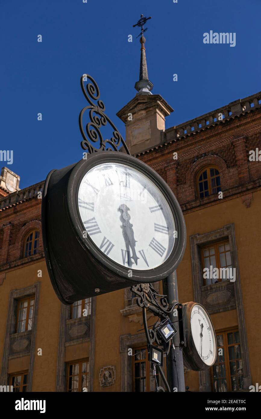 Europe, Espagne, Leon, Plaza Regla avec horloge traditionnelle en fer forgé et thermomètre Banque D'Images