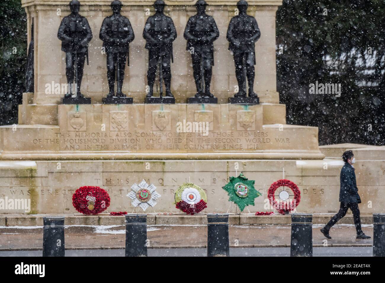 Londres, Royaume-Uni. 9 février 2021. Les gens apprécient la chute de neige en face du mémorial des gardes - UNE journée de neige froide sur le défilé des gardes à cheval, dans le centre de Londres. Il est assez calme comme nous le sommes dans Lockdown 3, mais quelques personnes recherchent l'air frais et l'exercice. Crédit : Guy Bell/Alay Live News Banque D'Images