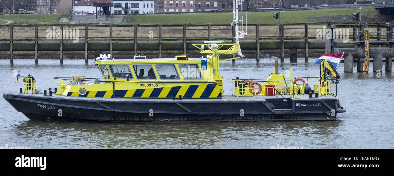 ZUTPHEN, PAYS-BAS - 28 janvier 2021 : bateau du navire de service intérieur du trafic maritime néerlandais sur la rivière IJssel vu de l'IJsselkade Banque D'Images