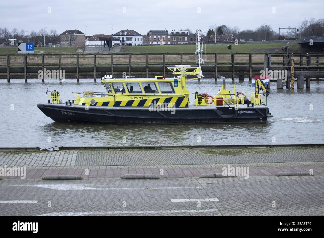 ZUTPHEN, PAYS-BAS - 28 janvier 2021 : navire de service intérieur du trafic maritime néerlandais sur la rivière IJssel vu de l'IJsselkade Banque D'Images