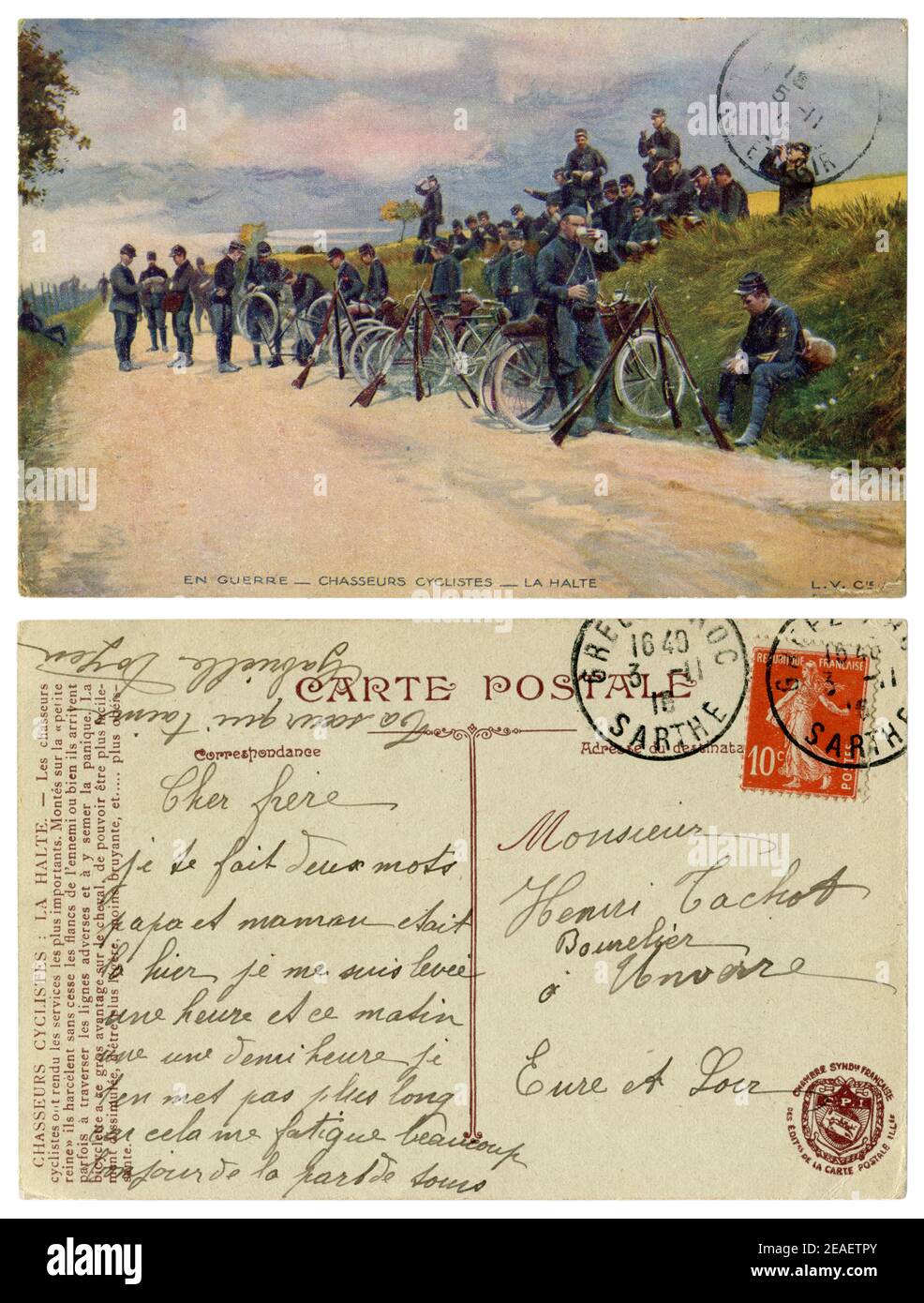 Carte postale historique française : unité Bicycle chasseur à l'arrêt sur le côté de la route. Les soldats boivent du thé à côté de leurs vélos. Guerre mondiale I 1914-1918 Banque D'Images
