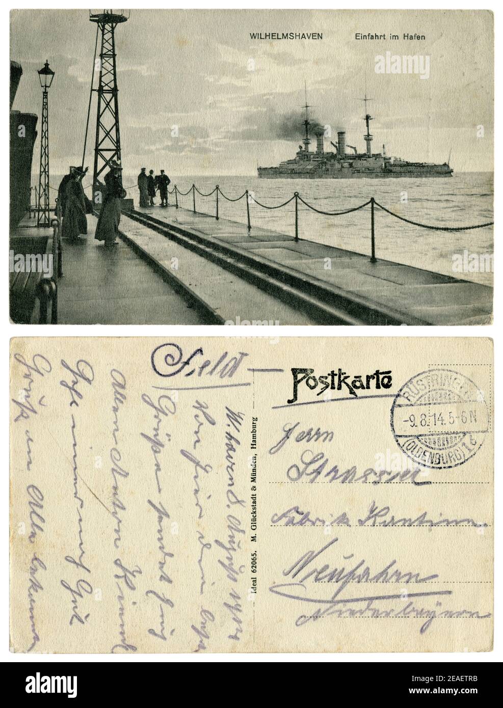 Carte postale historique allemande : jetée à l'entrée du port de Wilhelmshaven. Les femmes et les hommes regardent le navire de guerre. Guerre mondiale un 1914-1918 Banque D'Images